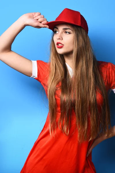 Grave menina colorida com boné — Fotografia de Stock