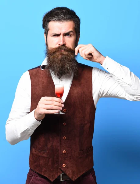 턱수염을 기르는 심각 한 사람 — 스톡 사진