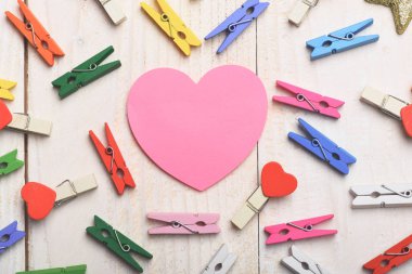 Sevgililer kalp ile renkli clothespins dönüştürün