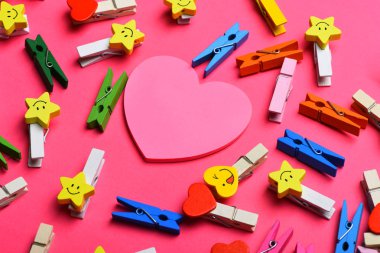 Sevgililer kalp ile renkli clothespins dönüştürün