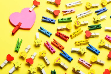 pembe Sevgililer clothespins ile