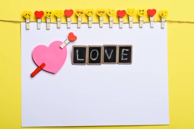 beyaz kağıt tutan clothespins dönüştürün