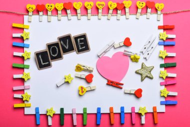 beyaz kağıt tutan clothespins dönüştürün