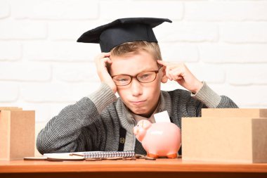 Genç, sevimli, küçük öğrenci.