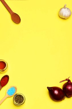 Kaşıklar içinde baharatlar.