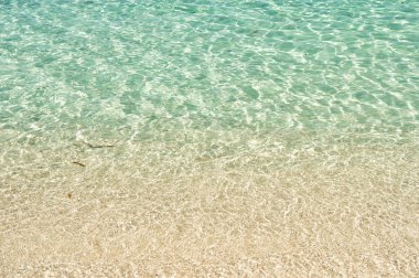 dalgalı su arka plan üzerinde kum