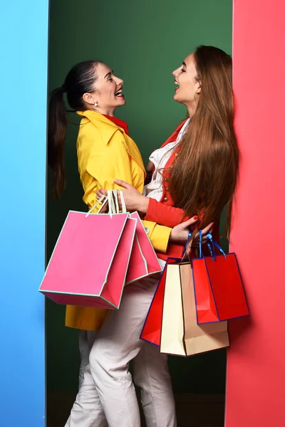Смішні усміхнені дівчата з сумками — стокове фото