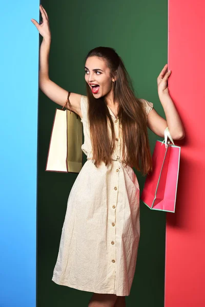 Улыбающаяся красочная девушка с сумками — стоковое фото