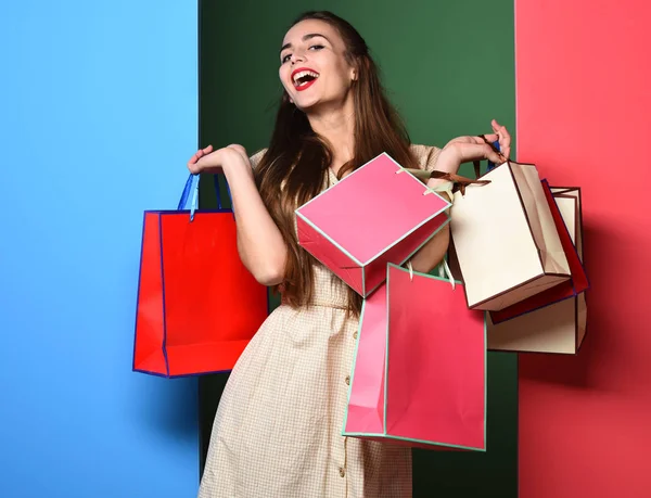 Sorridente ragazza colorata con borse — Foto Stock