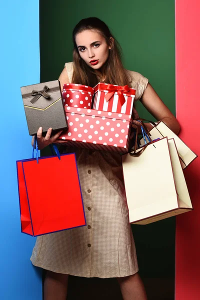 Chica colorida seria con bolsas —  Fotos de Stock