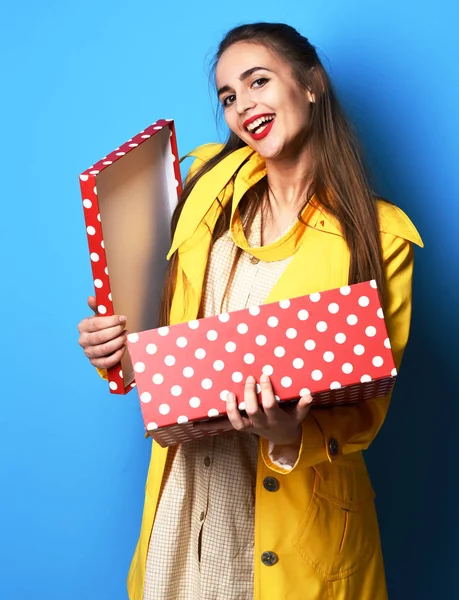 Улыбающаяся красочная девушка с коробкой подарков — стоковое фото