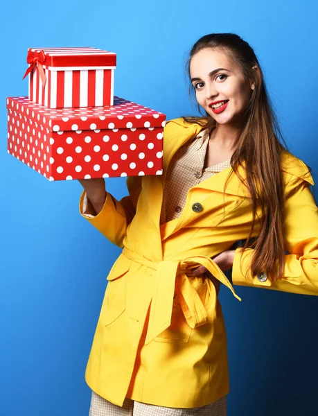 Sourire fille colorée avec boîte cadeau — Photo