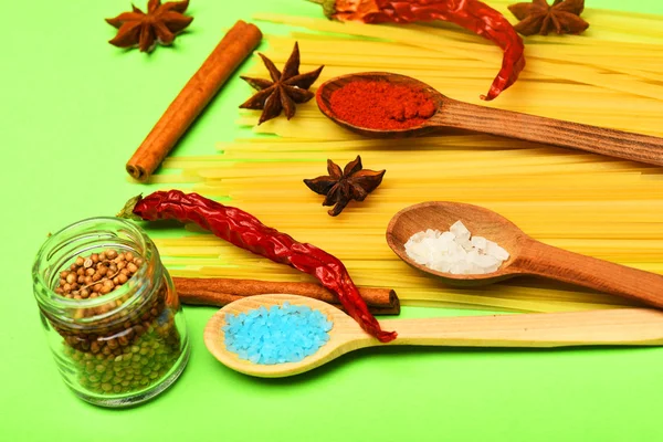 Especias aromáticas picantes en cucharas —  Fotos de Stock