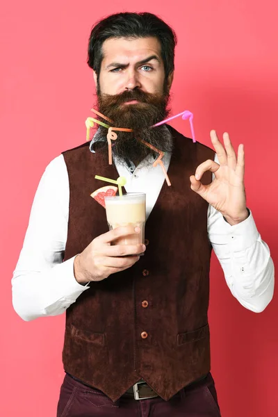 Vicces jóképű szakállas férfi — Stock Fotó