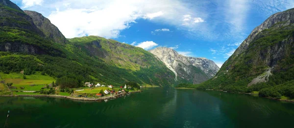 美しいノルウェーの山々と水 — ストック写真