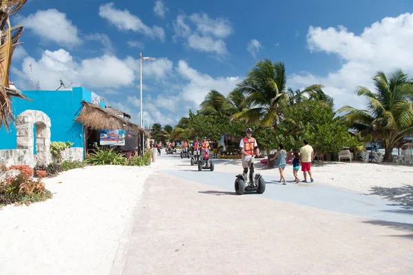 Mensen rollen op de segway — Stockfoto