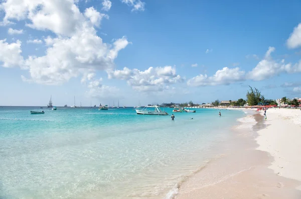 Barbados plaj tekne ve insanlar ile — Stok fotoğraf