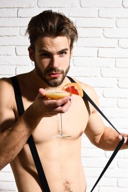 Yakışıklı, sakallı, maço, seksi adam.