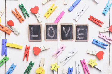 Yönetim Kurulu ile renkli clothespins dönüştürün