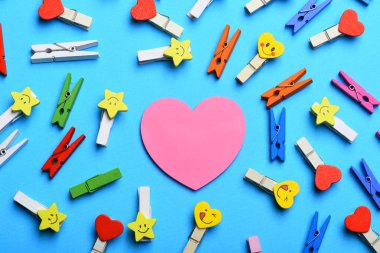 Sevgililer kalp ile renkli clothespins dönüştürün