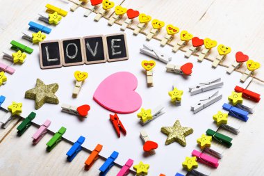 beyaz kağıt tutan clothespins dönüştürün