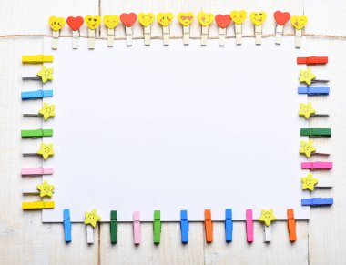 beyaz kağıt tutan clothespins dönüştürün