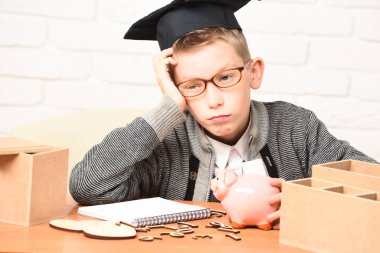 Genç, sevimli, küçük öğrenci.