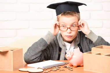 Genç, sevimli, küçük öğrenci.