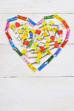 Sevgililer kalp clothespins yapılan