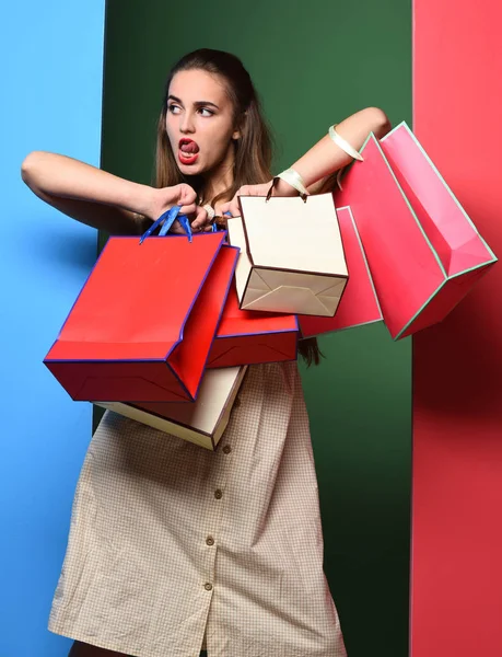 Seria ragazza colorata con borse — Foto Stock
