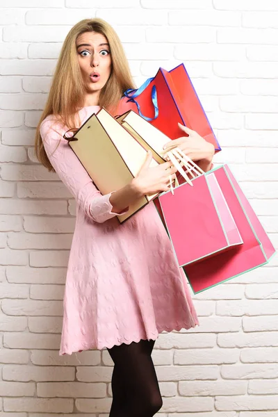 Meglepett lány színes táskák — Stock Fotó