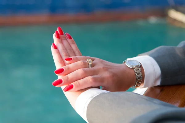 Eleganta kvinnliga händer med röd manikyr — Stockfoto
