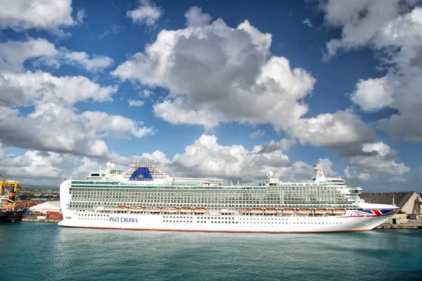 Grande nave da crociera P & O Crociere in porto con bellissimo paesaggio acquatico e cielo nuvoloso, foto orizzontale — Foto Stock