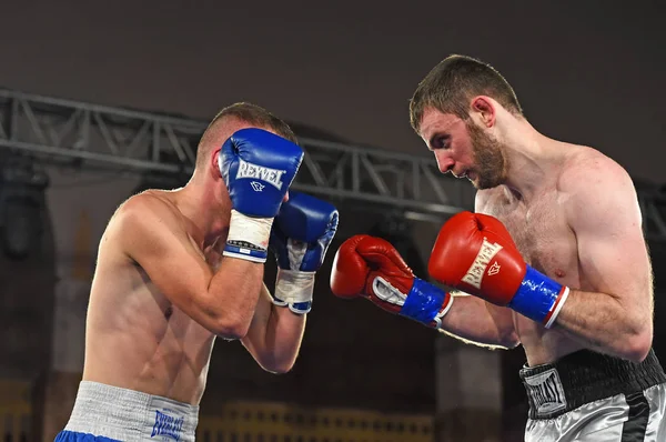 Boxeadores no identificados en el ring durante la lucha por los puntos de ranking —  Fotos de Stock