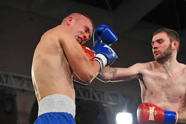 Een niet-geïdentificeerde boksers in de ring tijdens gevecht voor ranking punten — Stockfoto