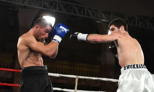 Boxeadores no identificados en el ring durante la lucha por los puntos de ranking —  Fotos de Stock