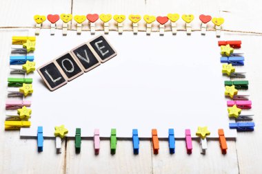 beyaz kağıt tutan clothespins dönüştürün