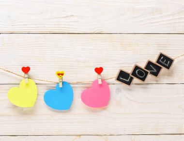 Sevgililer kalp clothesline üzerinde asılı