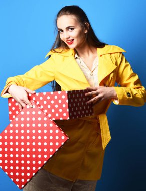 hediye kutusu ile gülümseyen renkli kız