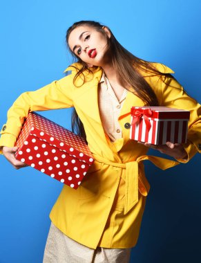 hediye kutusu ile ciddi renkli kız