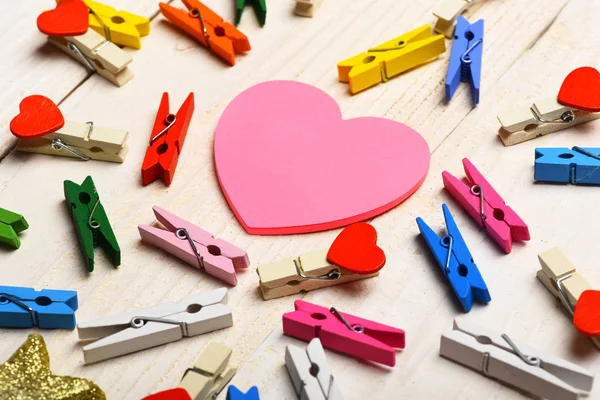 Colorida clothespins com coração dos namorados — Fotografia de Stock