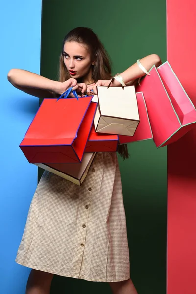 Chica colorida seria con bolsas —  Fotos de Stock