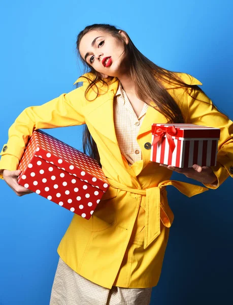 hediye kutusu ile ciddi renkli kız