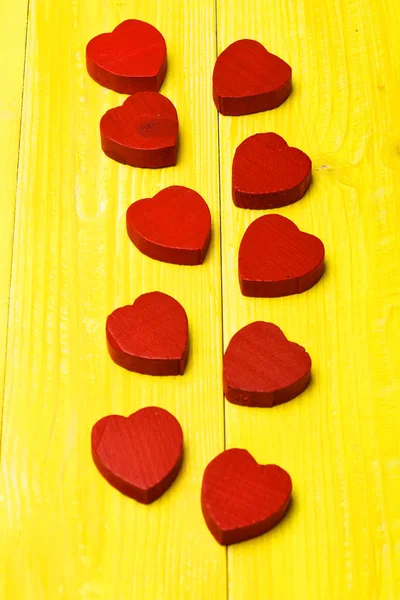 Дерев'яні серця валентинки в лінії — стокове фото