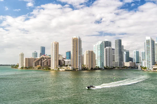 Vista aerea dei grattacieli di Miami con cielo nuvoloso blu, barca a vela — Foto Stock