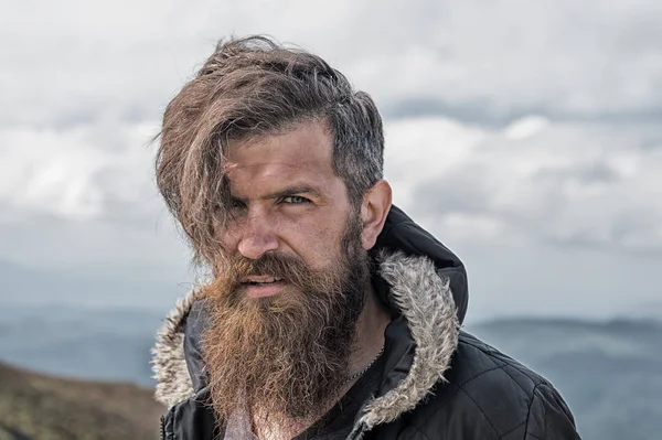 Homem hipster viajante com barba e bigode retrato na montanha — Fotografia de Stock