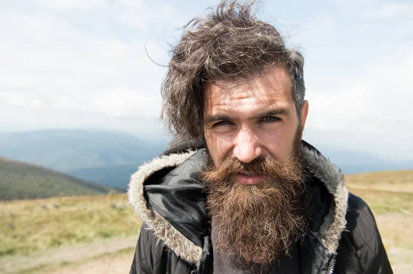 Hombre hipster viajero con barba y bigote retrato en la montaña — Foto de Stock