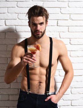 Yakışıklı, sakallı, maço, seksi adam.