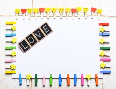 beyaz kağıt tutan clothespins dönüştürün