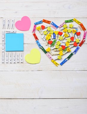 Sevgililer kalp clothespins yapılan